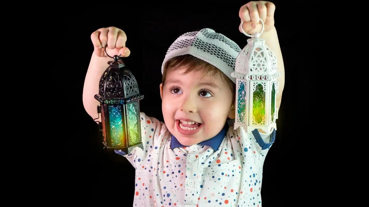 طفل يحمل فانوس رمضان